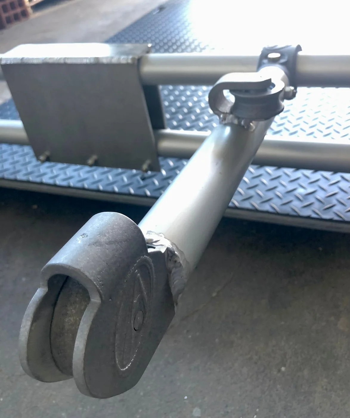 Detalle del brazo de ancla y espejo de una plataforma