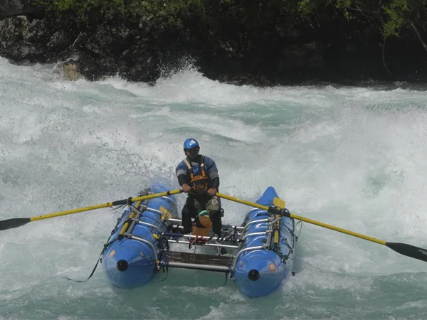 Cataraft equipado con frame descendiendo aguas blancas