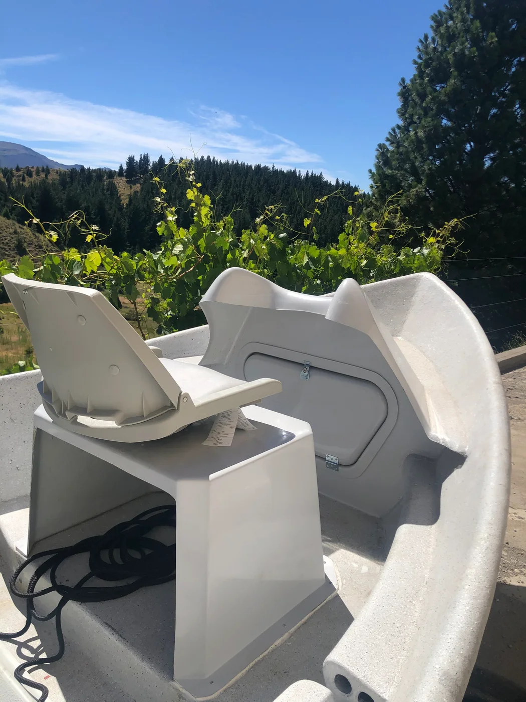 Detalle del cajón delantero del drift boat