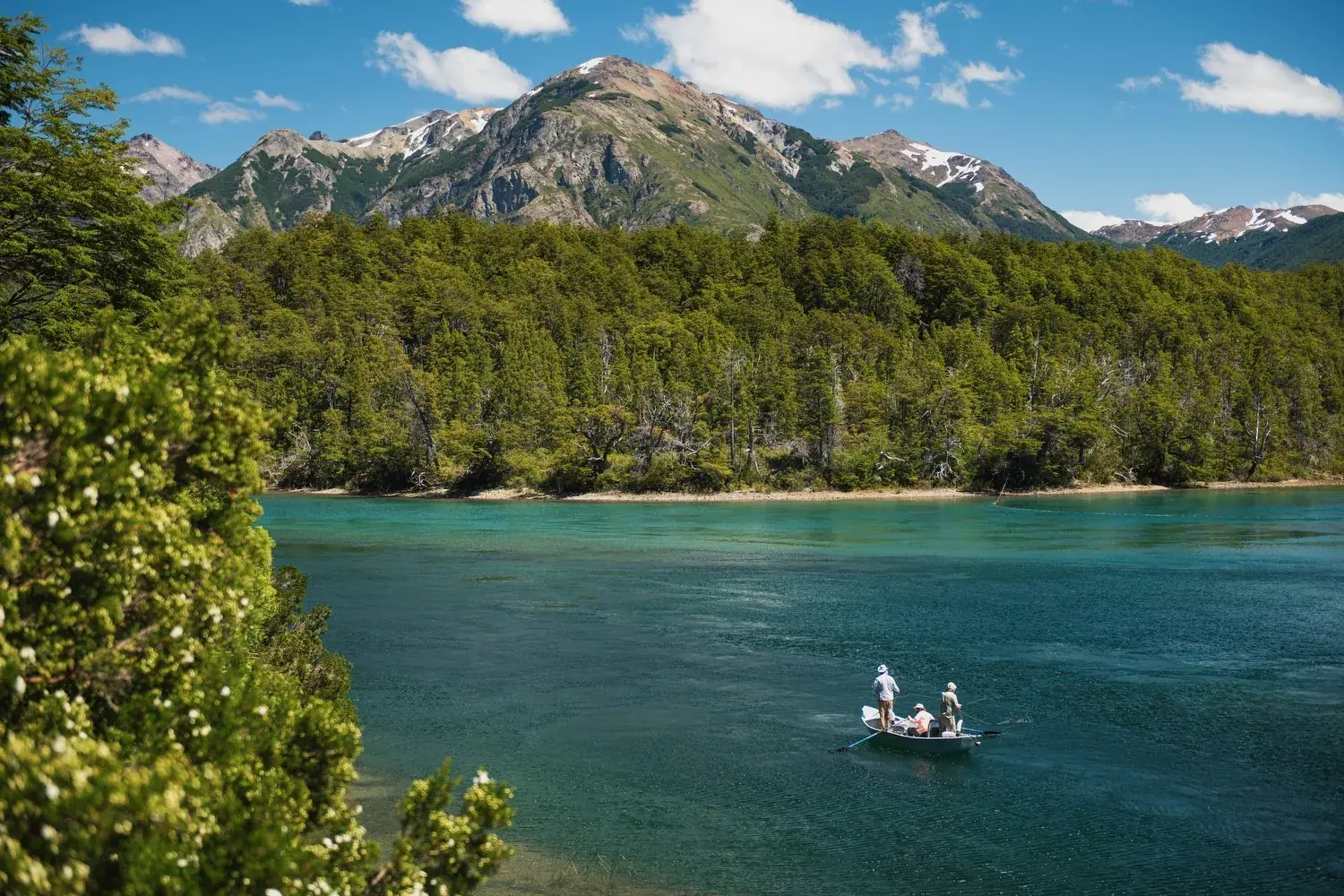 Embarcación de pesca en un río de la Patagonia